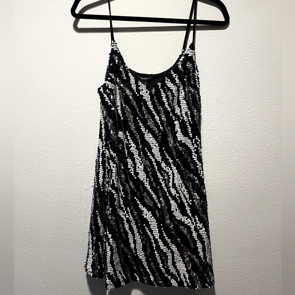 FOREVER 21 Black and White Sequin Dress -M